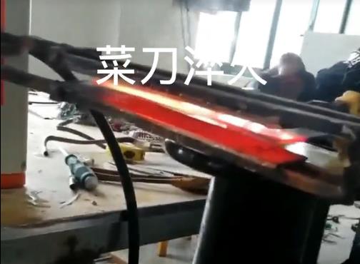 在菜刀製造中，高頻淬火主要用於提高刀片的硬度和耐磨性(圖2)