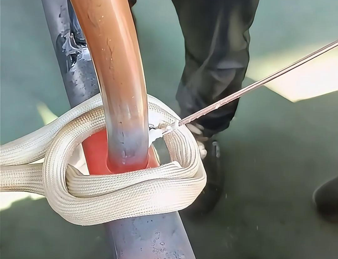 使用高頻焊機進行銅管焊接，可以大大提高工作效率