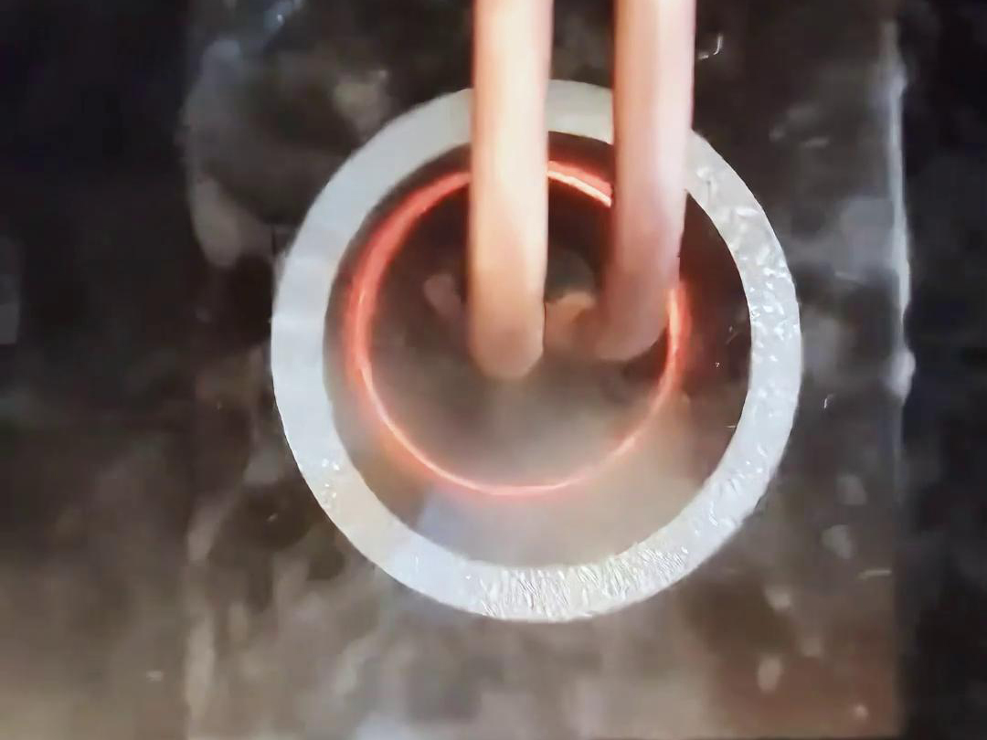 粉絲問 “高頻加熱能在水中直接加熱工件嗎？” 實測：榴莲视频APP在线观看高頻設備真能做到！(圖2)