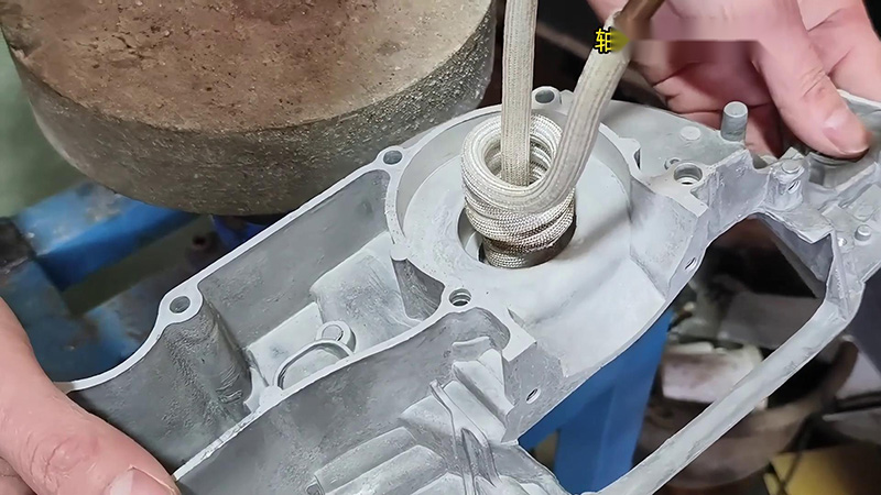 鋁殼使用高頻加熱機加熱內孔，然後軸承熱裝配