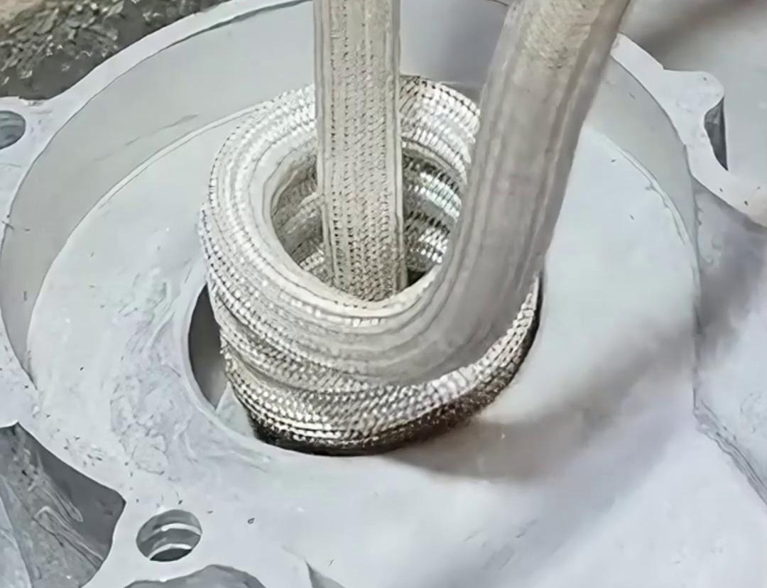 鋁殼外殼內孔類的加熱設備，而高頻加熱機無疑是一個值