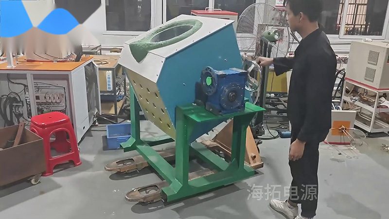 客戶定製的300公斤中頻熔煉爐，手搖傾倒式熔銅爐