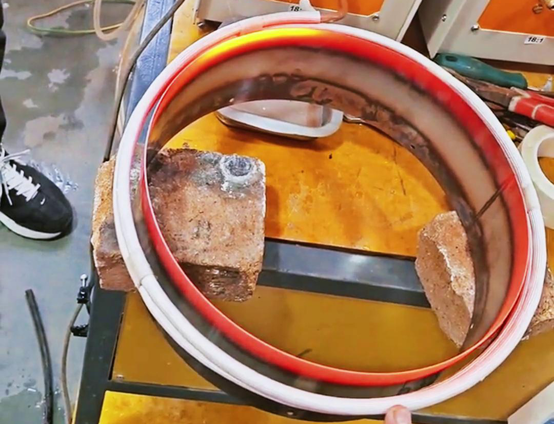 高頻加熱機對不鏽鋼鋼管進行加熱退火，為熱壓翻邊做準備