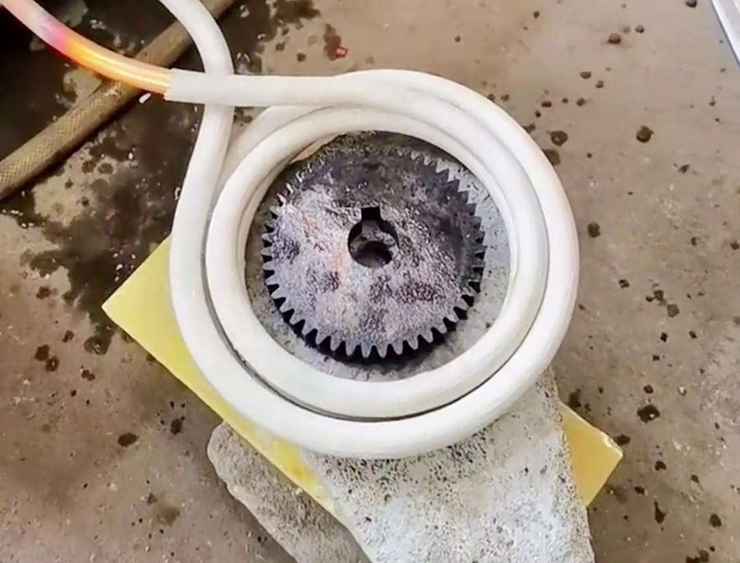 高頻榴莲色版视频能夠使齒輪的齒根和齒麵溫度升高，而心部