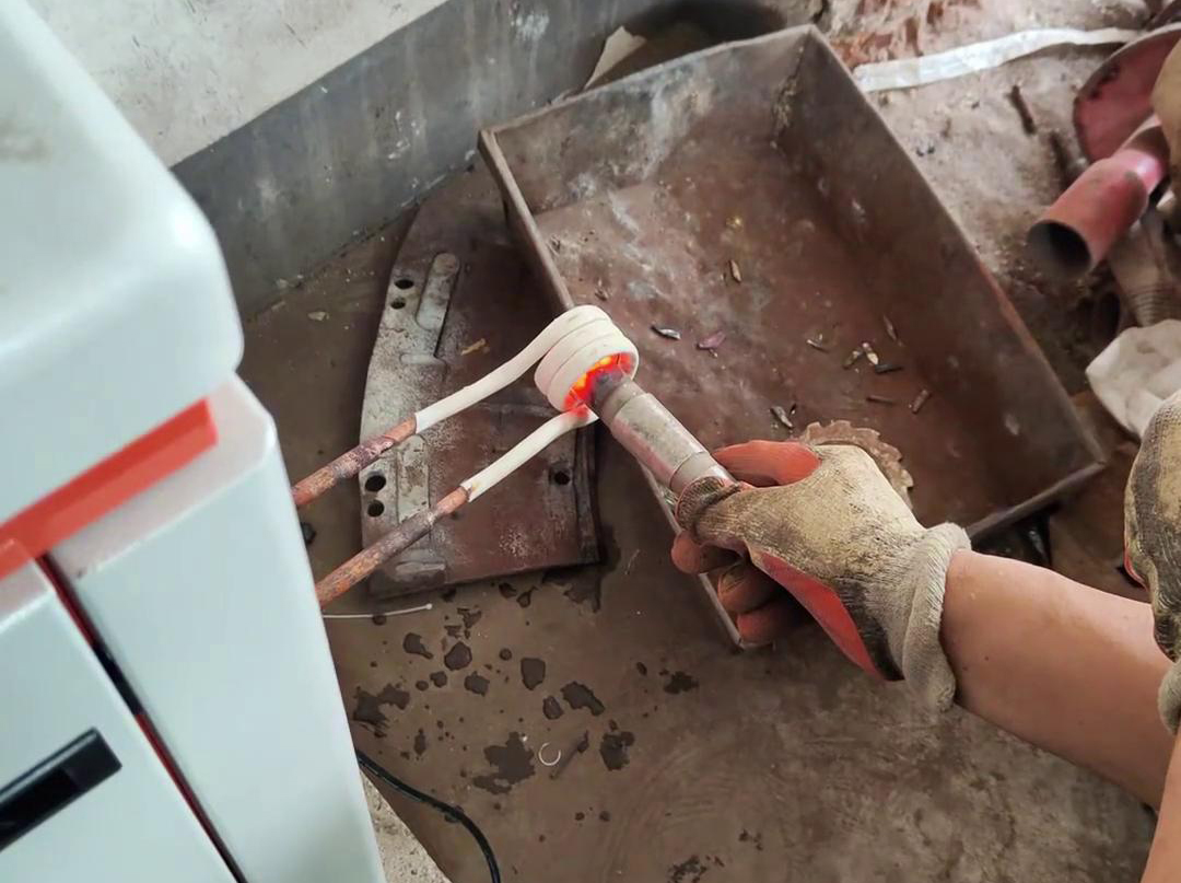 這是高頻加熱機，專門用來鎢鋼合金熱拆解的