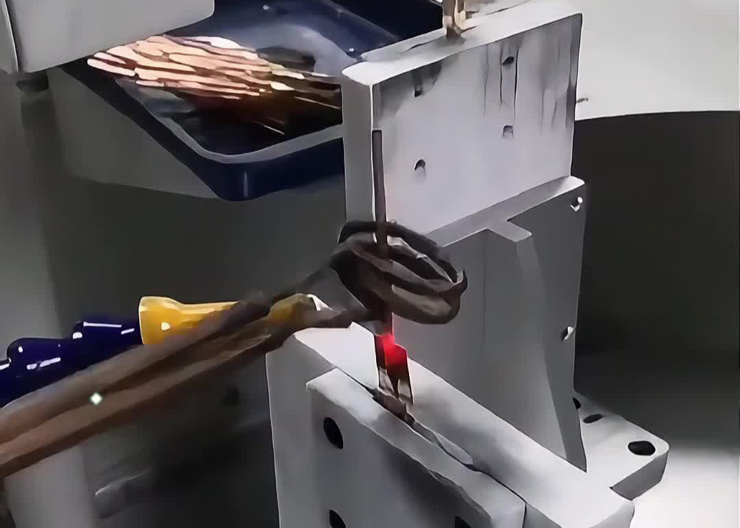 散熱器毛細銅管和銅板焊接的局部過程，人工上料的半自動高頻焊接方式