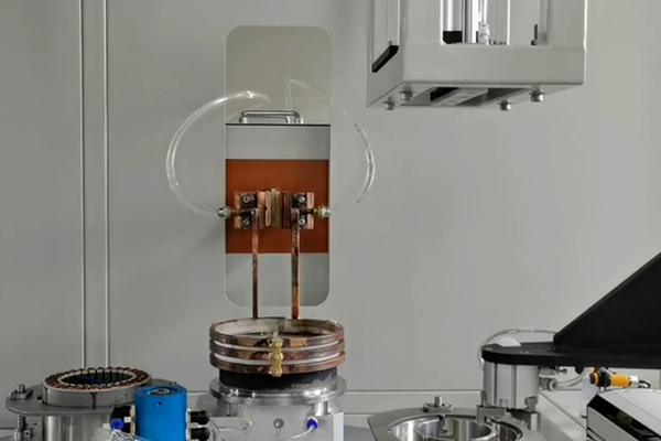 高頻榴莲视频色在线观看自動化設備預熱後對電機殼熱裝